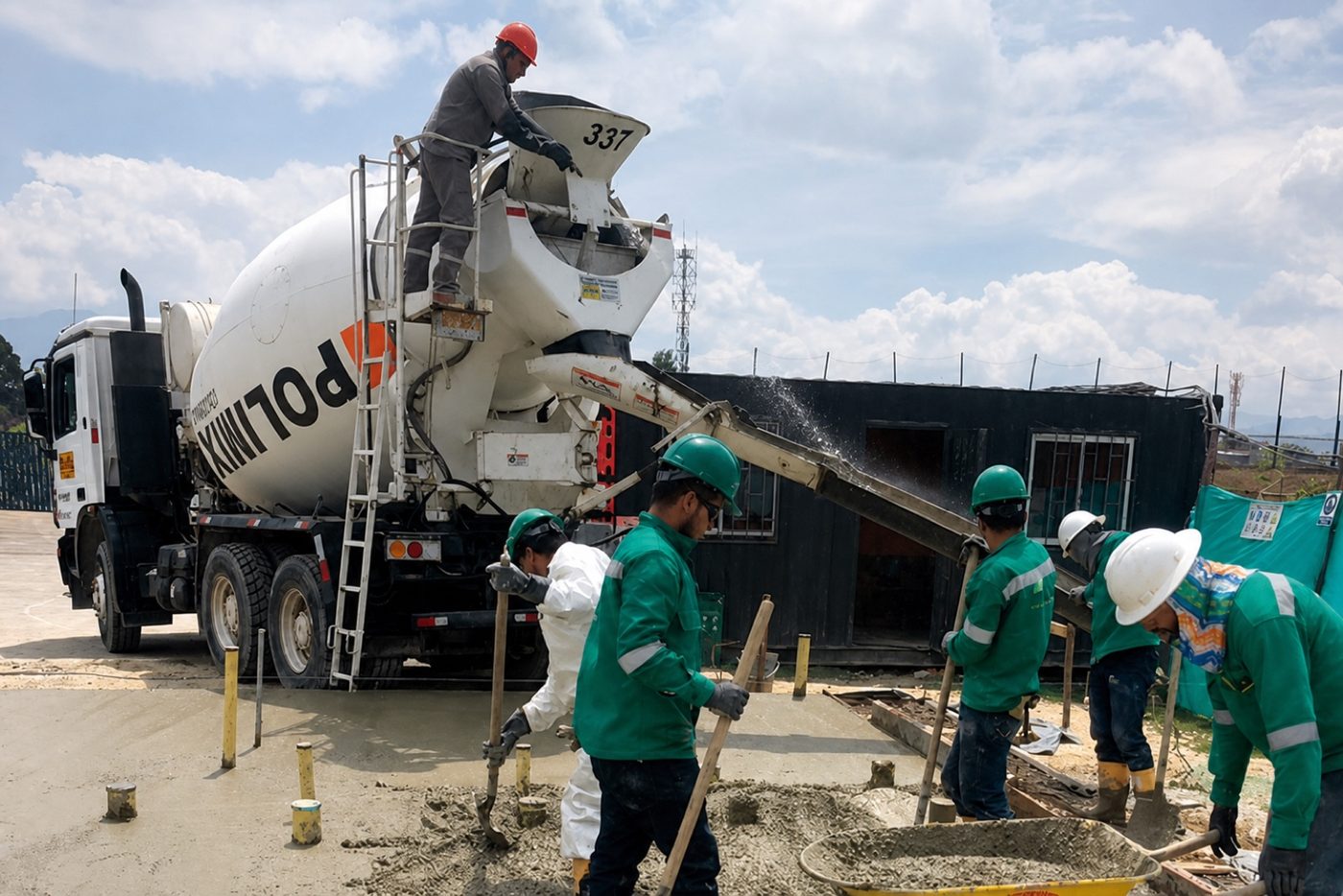 Cuadrilla de SmartBrix vaciando la placa de cimentación en obra